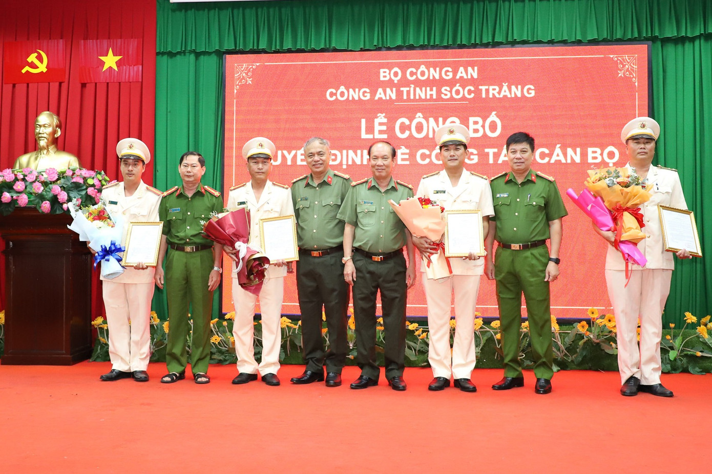 Lãnh đạo Công an tỉnh Sóc Trăng chụp ảnh lưu niệm cùng các đồng chí nhận quyết định. Ảnh: NGUYỄN HOÀNG Lãnh đạo Công an tỉnh Sóc Trăng chụp ảnh lưu niệm cùng các đồng chí nhận quyết định. Ảnh: NGUYỄN HOÀNG