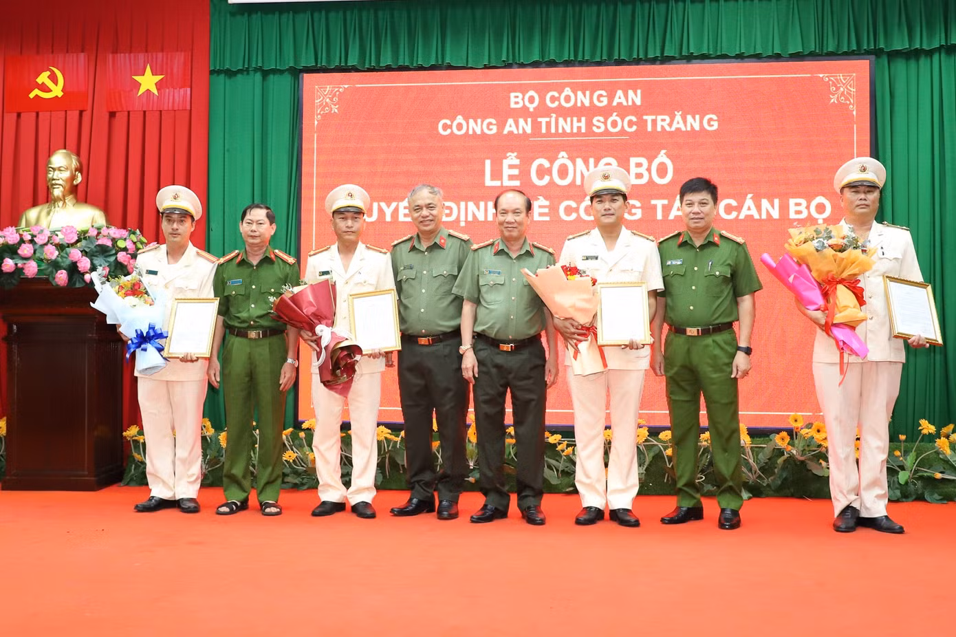 Lãnh đạo Công an tỉnh Sóc Trăng chụp ảnh lưu niệm cùng các đồng chí nhận quyết định. Ảnh: NGUYỄN HOÀNG Lãnh đạo Công an tỉnh Sóc Trăng chụp ảnh lưu niệm cùng các đồng chí nhận quyết định. Ảnh: NGUYỄN HOÀNG