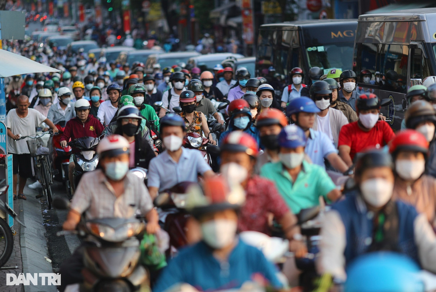 Nhiều tuyến đường về trung tâm TPHCM như Bạch Đằng, Xô Viết Nghệ Tĩnh, Điện Biên Phủ, Võ Nguyên Giáp… cũng đông nghẹt phương tiện (Ảnh: Hải Long).