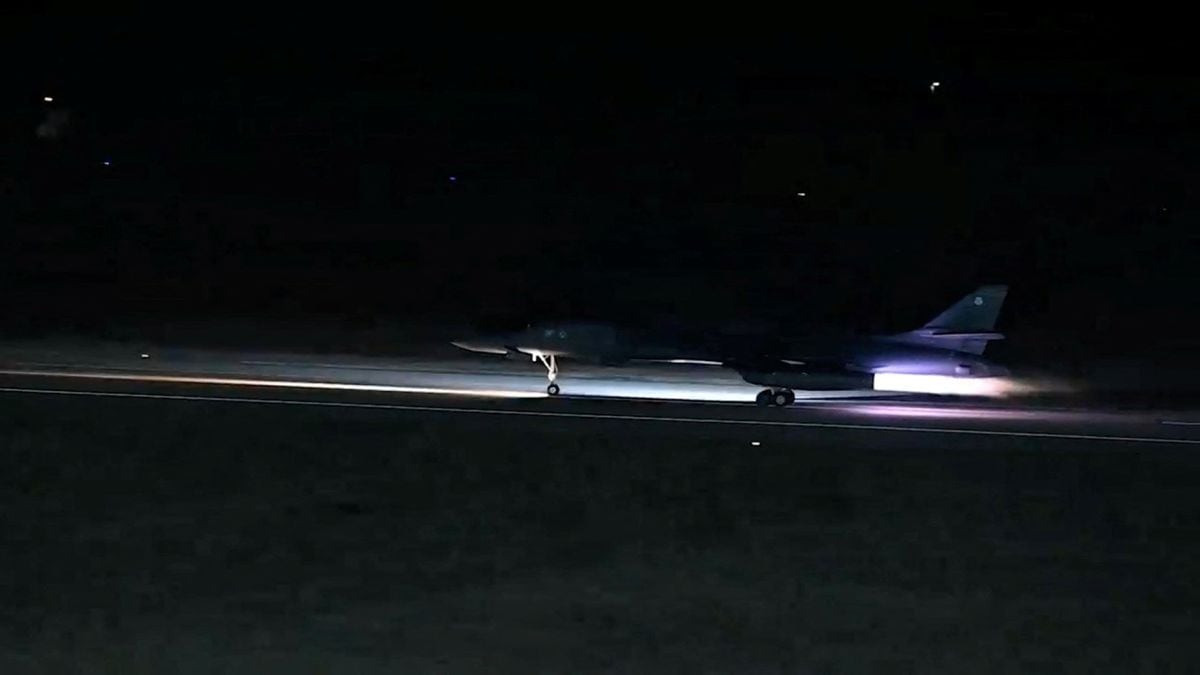 Một chiếc máy bay cất cánh từ một địa điểm không xác định khi Mỹ tiến hành các cuộc không kích nhằm vào Iraq và Syria. Ảnh: Reuters