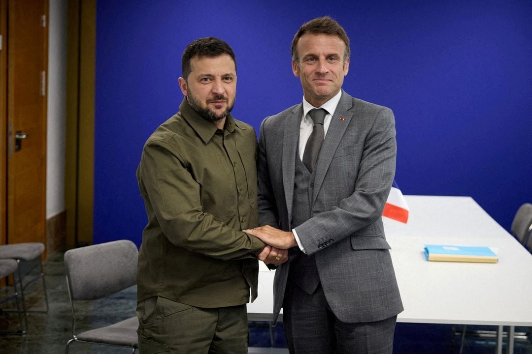 Tổng thống Pháp Emmanuel Macron và Tổng thống Ukraine Volodymyr Zelensky. Ảnh: Reuters
