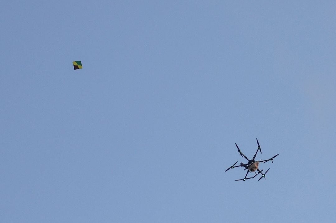 Nông dân thả diều đối phó với máy bay không người lái ở Shambhu. Ảnh: Reuters