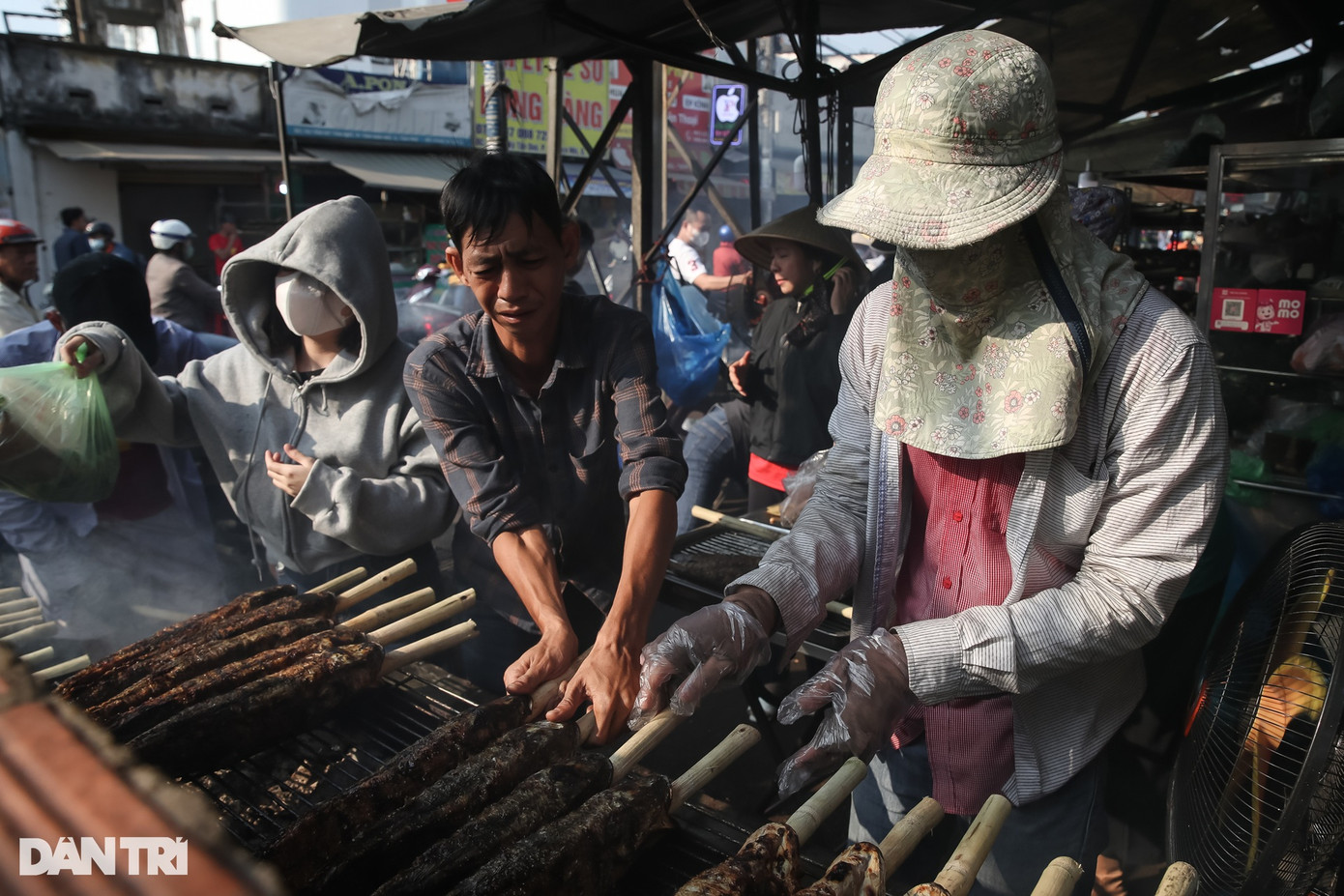 Nhiều người vì nôn nóng chờ đến lượt nên đã vào bên trong tiệm để tận tay lựa những con cá lóc nướng (Ảnh: Nam Anh).
