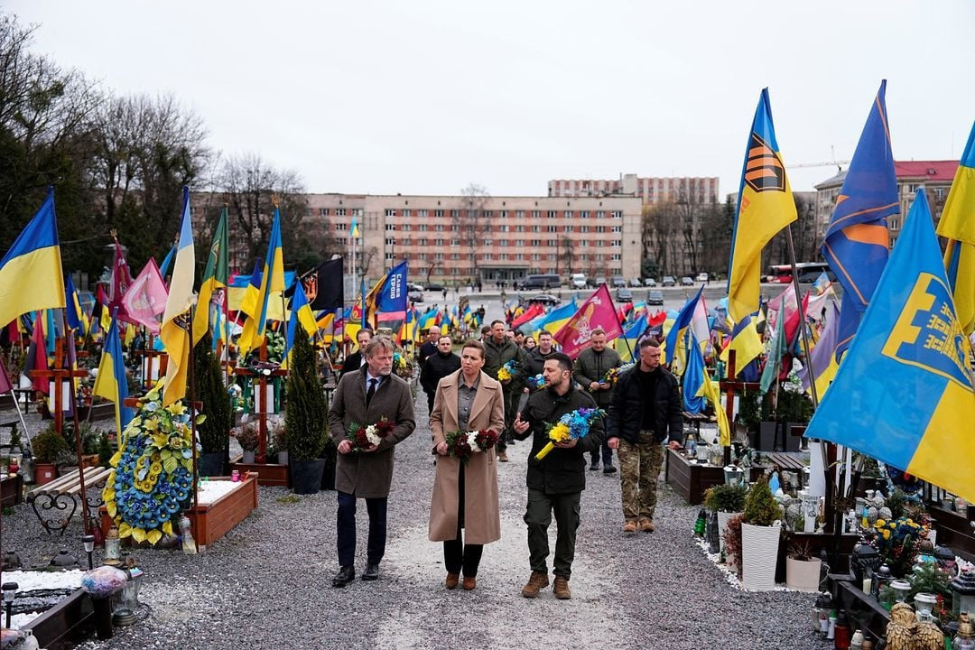 Thủ tướng Đan Mạch Mette Frederiksen (giữa) cùng phu quân và Tổng thống Ukraine Volodymyr Zelensky tại Lviv ngày 23/2. Ảnh: Reuters