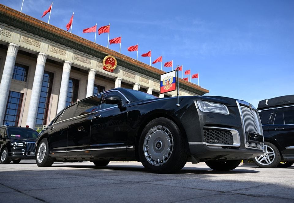 Một chiếc limousine Aurus của đoàn xe của Tổng thống Nga Vladimir Putin đậu bên ngoài Đại lễ đường Nhân dân (Bắc Kinh, Trung Quốc) ngày 18/10/2023. Ảnh: Reuters