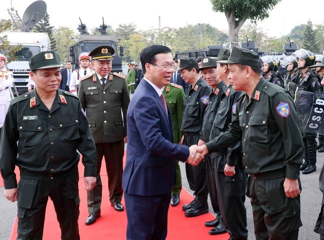 Chủ tịch nước Võ Văn Thưởng với lãnh đạo, sỹ quan chỉ huy Bộ Tư lệnh Cảnh sát Cơ động. (Ảnh: Phạm Kiên/TTXVN) Chủ tịch nước Võ Văn Thưởng với lãnh đạo, sỹ quan chỉ huy Bộ Tư lệnh Cảnh sát Cơ động. (Ảnh: Phạm Kiên/TTXVN)