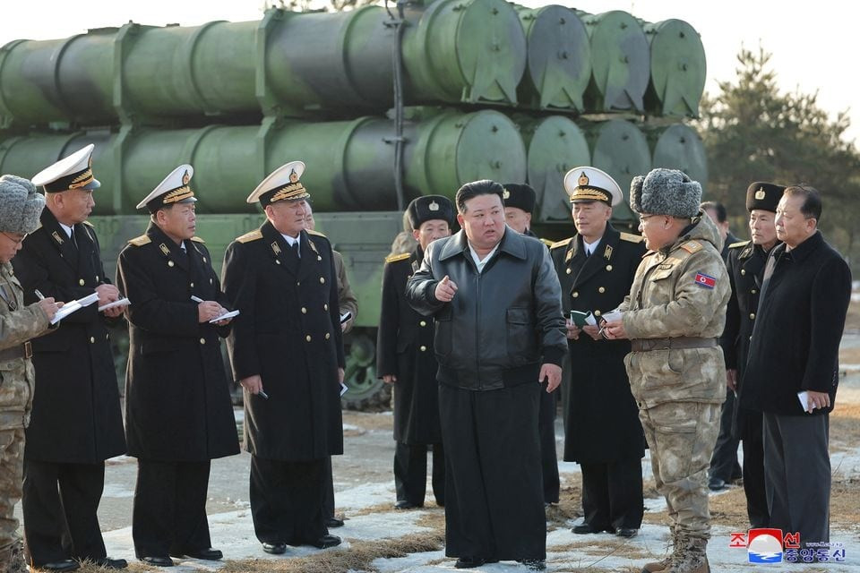 Chủ tịch Triều Tiên Kim Jong-un giám sát vụ phóng. Ảnh: Reuters