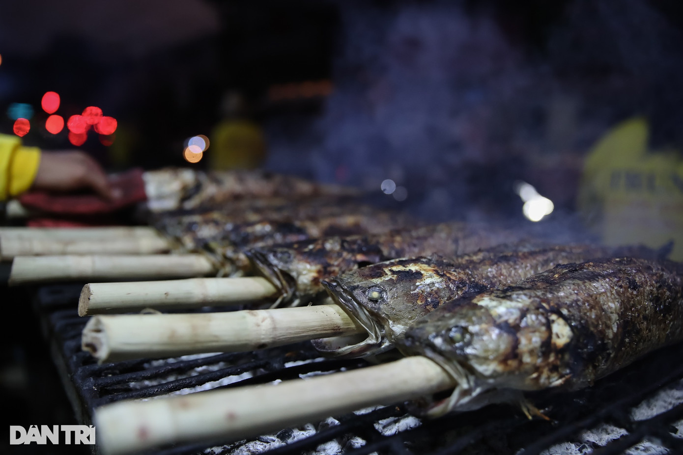 Tại đây, cá lóc nướng được bán với giá từ 150-250.000 đồng/con, tùy vào kích cỡ (Ảnh: Nam Anh).