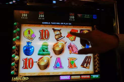 Màn hình dưới, các line liên tục chuyển động và hiển thị kết quả đặt cược của người chơi. Khi thắng cược dưới 50.000 USD, máy chấp nhận cho khách chuyển tiền từ cột thắng (win) sang tài khoản (credit). Khi người chơi thắng đến số tiền 50.000 USD thì máy sẽ tự động dừng lại và bảo lưu kết quả. Casino sẽ chi trả tiền thưởng cho người chơi. Nếu muốn chơi tiếp, khách có thể nạp tiền để đặt cược. Palazzo hoạt động từ 9h sáng đến 5h chiều, từ thứ hai đến thứ sáu