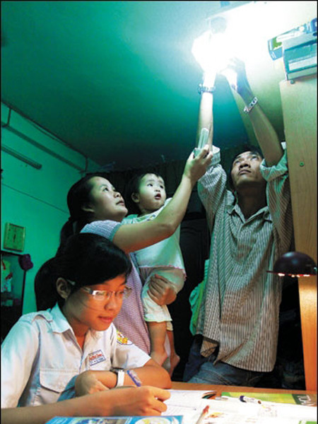 Nhiều gia đình đã thay bóng đèn cũ bằng các bóng đèn tiết kiệm điện. Nhiều gia đình đã thay bóng đèn cũ bằng các bóng đèn tiết kiệm điện