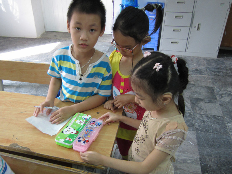 Bé Hiếu hòa đồng với bạn bè ở lớp, và có phần hơi hiếu động