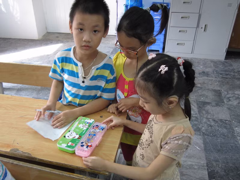 Bé Hiếu hòa đồng với bạn bè ở lớp, và có phần hơi hiếu động