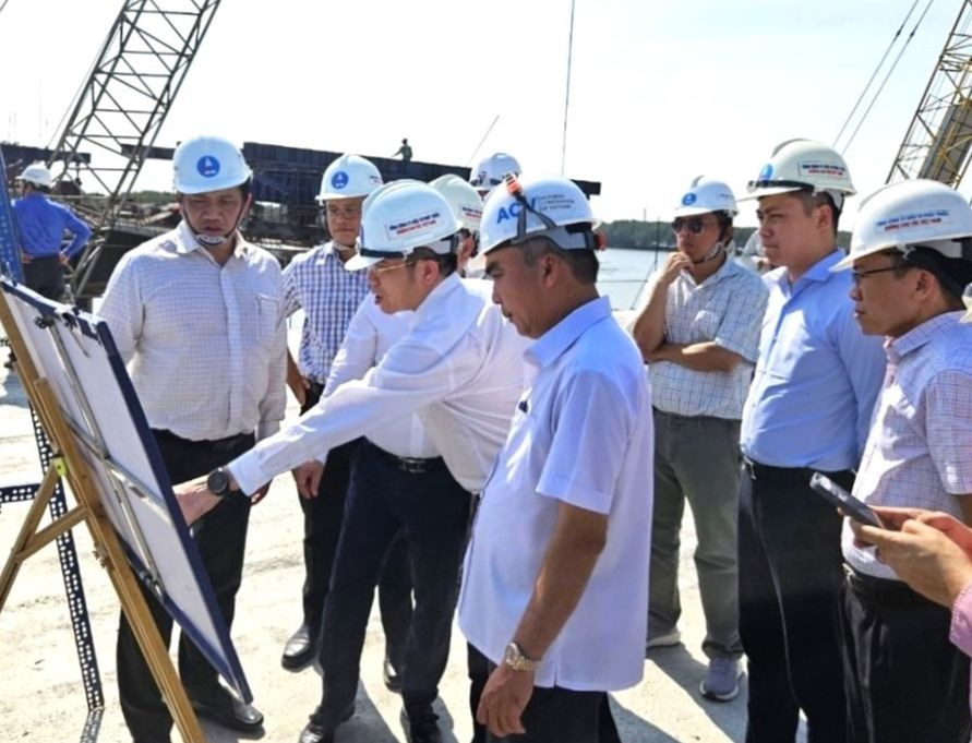 Chủ tịch HĐTV VEC - Trương Việt Đông báo cáo Đoàn công tác.