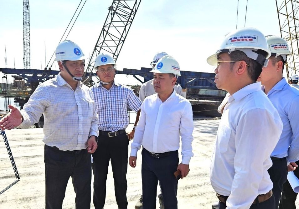 Tổng Giám đốc VEC - Phạm Hồng Quang báo cáo Đoàn công tác.