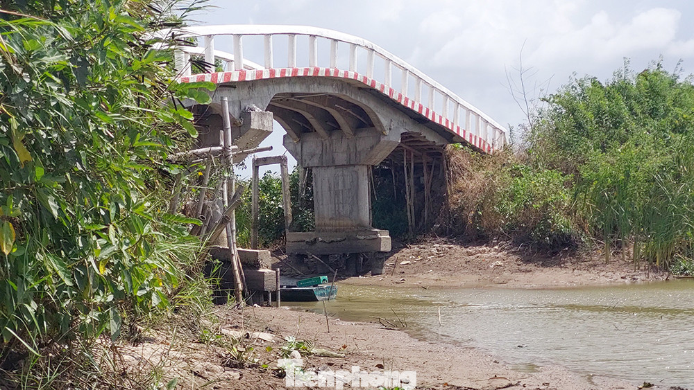 Những dòng kênh lớn, dẫn nước chính từ hệ thống sông Cửu Long vào nội đồng "thoi thóp", cầu, cống trơ chân móng.