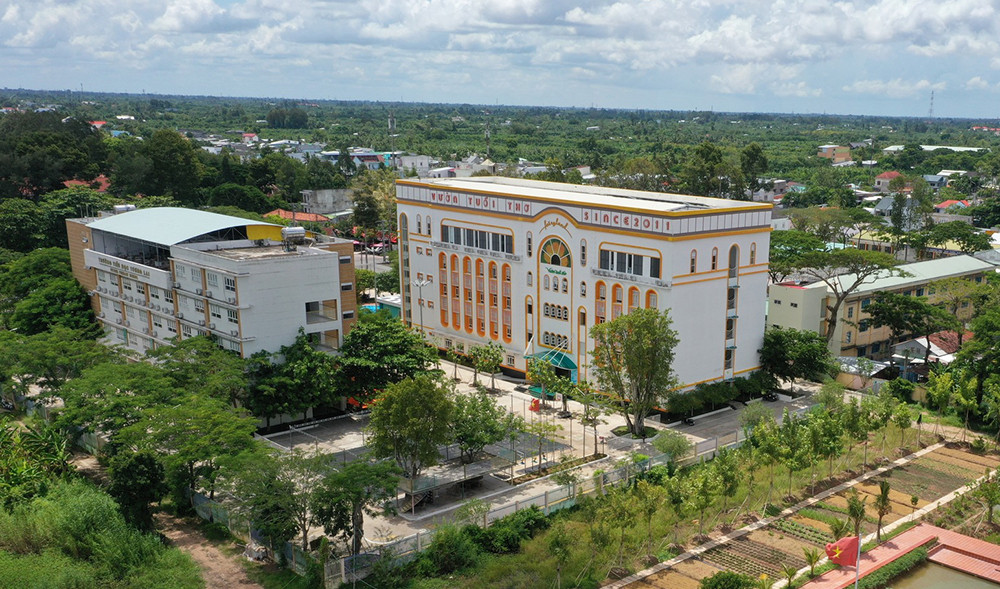 Trường liên cấp Tương Lai (TP. Cao Lãnh, Đồng Tháp) nơi xảy ra vụ việc học sinh bị nhóm bạn bạo hành nhiều lần. Trường liên cấp Tương Lai (TP. Cao Lãnh, Đồng Tháp) nơi xảy ra vụ việc học sinh bị nhóm bạn bạo hành nhiều lần.