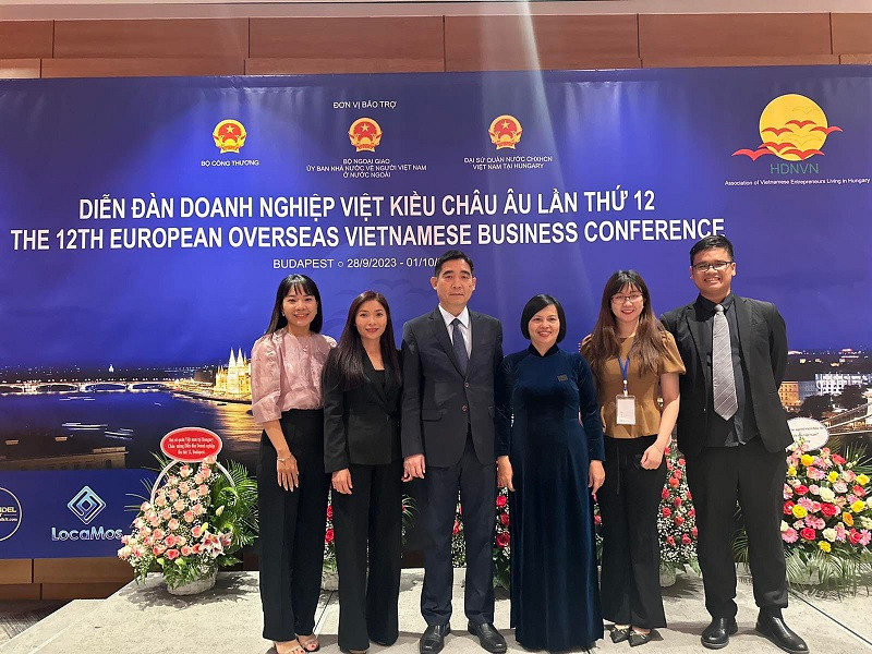 Đại sứ Đặc mệnh Toàn quyền nước Cộng hòa xã hội chủ nghĩa Việt Nam tại Hungary Nguyễn Bích Thảo (thứ tư từ trái sang) và ông Phạm Việt Hùng - Vụ trưởng Vụ Quan hệ Kinh tế và Khoa học Công nghệ, Ủy ban Nhà nước về NVNONN - Bộ Ngoại giao, Trưởng Đoàn công tác (thứ ba từ trái sang) cùng Đoàn công tác của Ủy ban Nhà nước về NVNONN tại diễn đàn.
