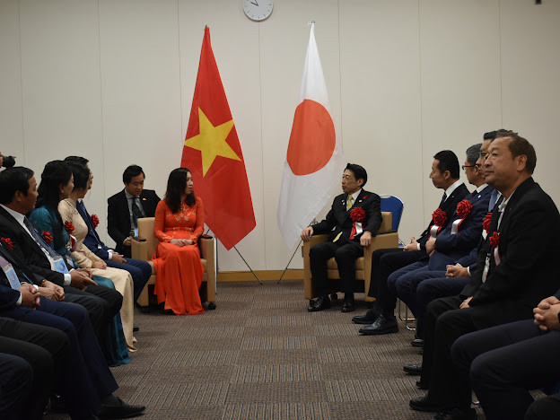 Thử trường Lê Thị Thu hằng trong cuộc gặp với Thống đốc tỉnh Fukuoka Hattori Seitaro.