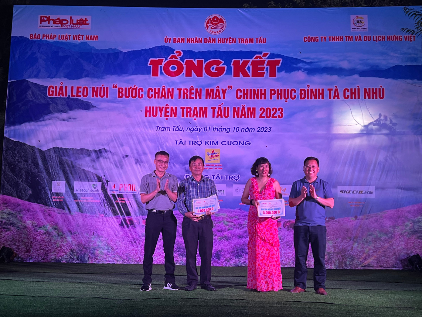 Hai nhà báo đoạt giải Vận động viên cao tuổi nhất (nam,nữ)