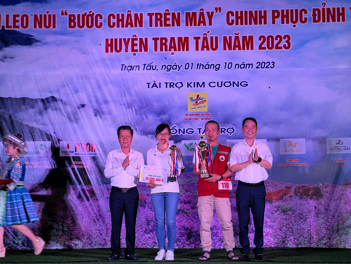 Hai nhà báo đoạt giải nhất (nam, nữ)