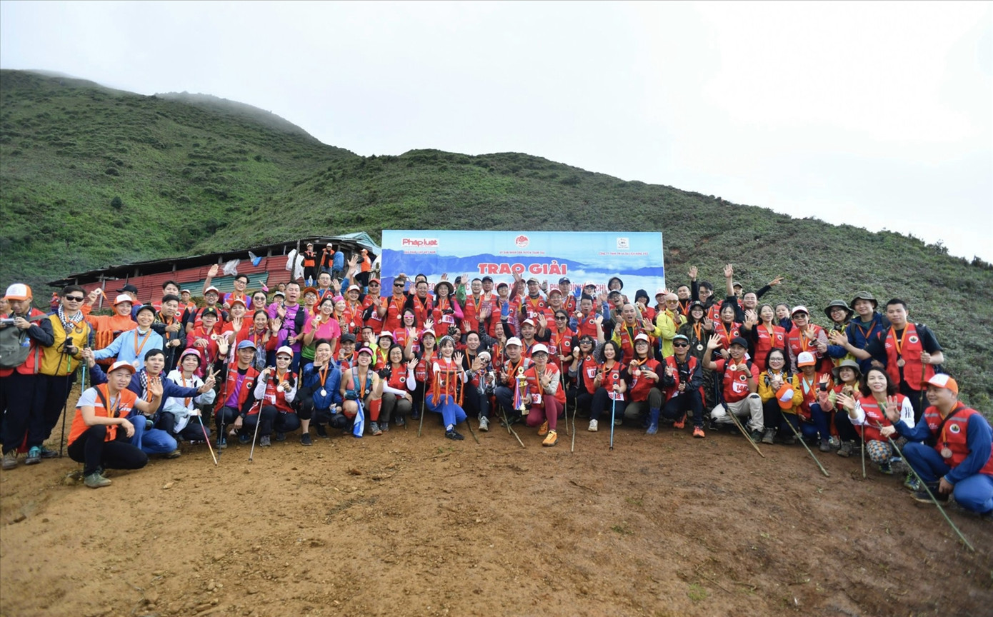 Gần 100 nhà báo đã hoàn thành chặng đua leo đỉnh Tà Chì Nhù “ Bước chân trên mây” năm 2023.