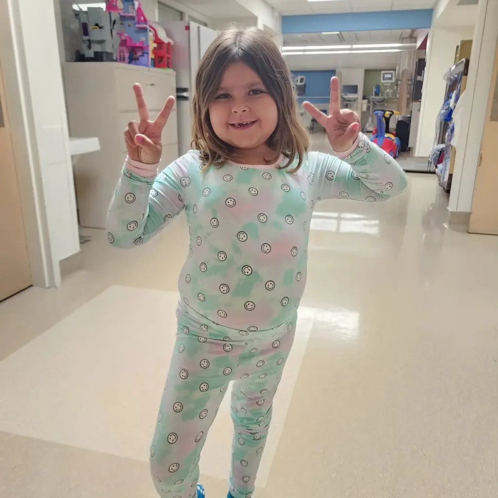 Brianna Bodley được chẩn đoán mắc bệnh não hiếm gặp và chơi đùa sau ca phẫu thuật. (Ảnh:Facebook)