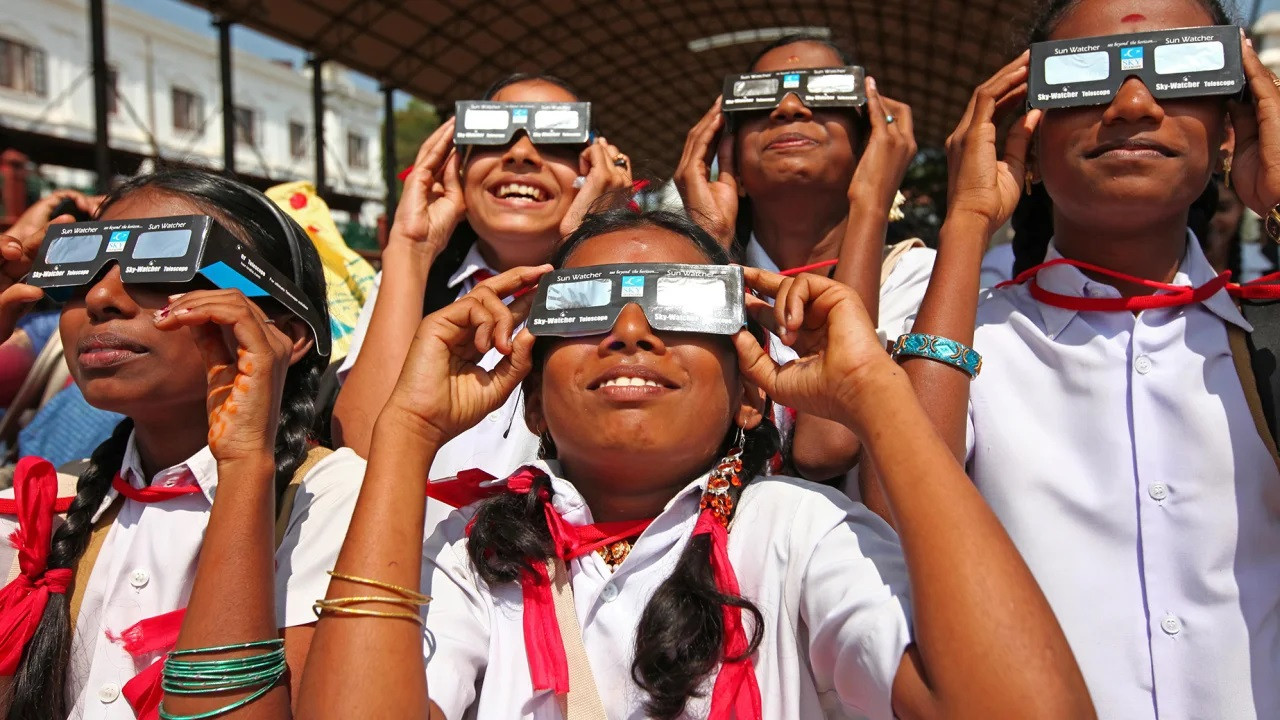 Trẻ em Mỹ sử dụng thiết bị quan sát nhật thực. Trẻ em Mỹ sử dụng thiết bị quan sát nhật thực.