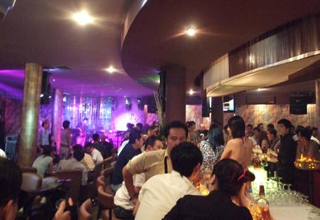 Bên trong một quán bar ở quận 1, TP HCM