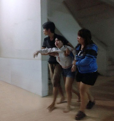 Em gái nạn nhân (ở giữa) ngất đi khi nhận được hung tin của anh trai mình