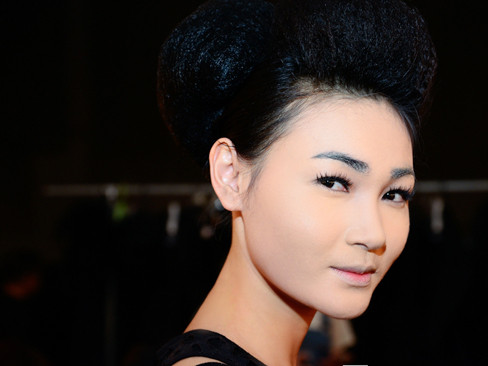 Thùy Trang tươi tắn trong hậu trường