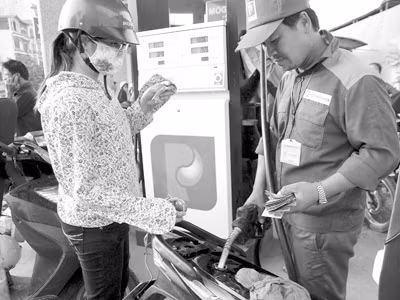 Việc khống chế mức chi trả hoa hồng sẽ ngăn chặn được tình trạng găm hàng của đại lý xăng dầu Ảnh: Xuân Phú