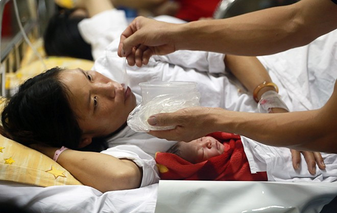 Chị Duyên còn hơi yếu nên được anh Dũng thường xuyên chăm sóc 