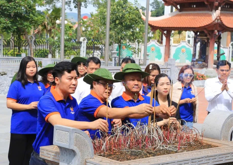 Các đại biểu thắp hương, tưởng nhớ công lao của Chủ tịch Hồ Chí Minh và các anh hùng liệt sĩ tại Khu di tích Quốc gia đặc biệt Tân Trào.