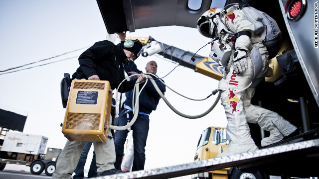 Felix Baumgartner bước ra khỏi khoang chứa