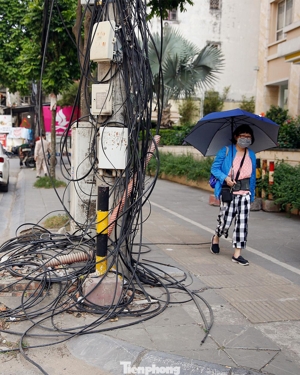 Nhiều tuyến phố, tình trạng dây viễn thông vương vãi đã kéo dài hàng năm trời tiềm ẩn nguy hiểm cho người đi đường cũng như người dân sống tại đây. Nhiều tuyến phố, tình trạng dây viễn thông vương vãi đã kéo dài hàng năm trời tiềm ẩn nguy hiểm cho người đi đường cũng như người dân sống tại đây.