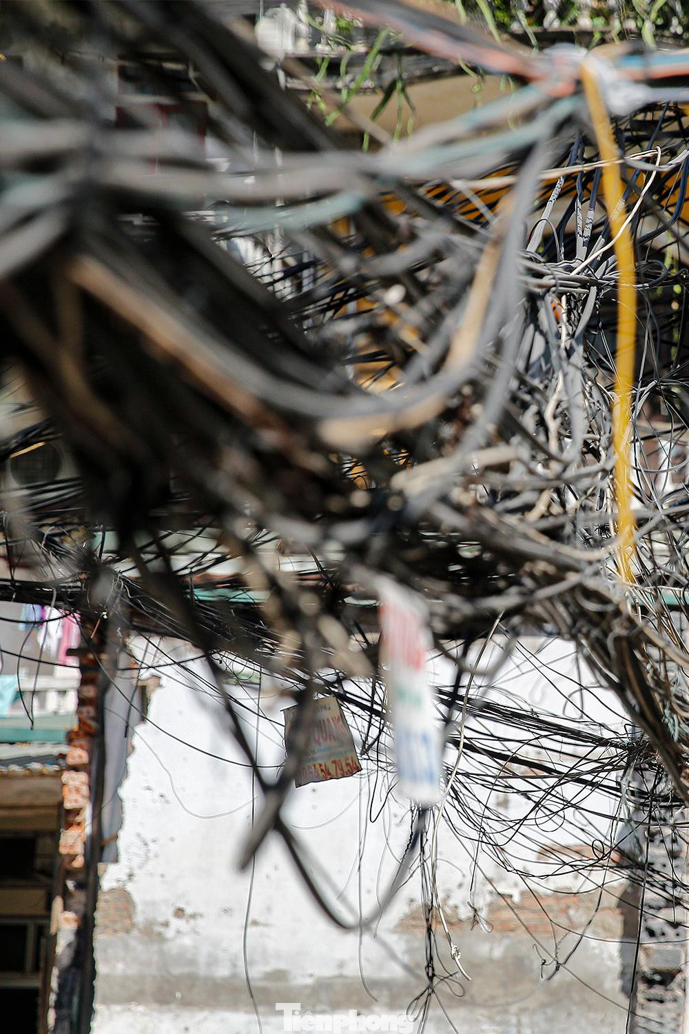 ...hoặc giăng kín phía trên đầu người đi đường, tiềm ẩn nhiều rủi ro. ...hoặc giăng kín phía trên đầu người đi đường, tiềm ẩn nhiều rủi ro.