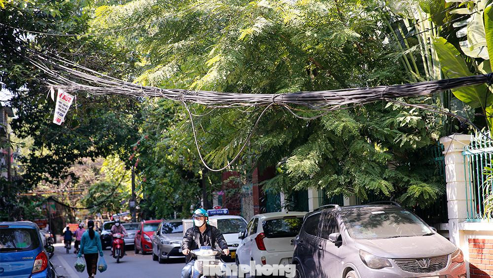 Sợi dây cáp võng xuống tiềm ẩn nhiều rủi ro cho người tham gia giao thông trên phố Trung Tự (Đống Đa, hà Nội). Sợi dây cáp võng xuống tiềm ẩn nhiều rủi ro cho người tham gia giao thông trên phố Trung Tự (Đống Đa, hà Nội).
