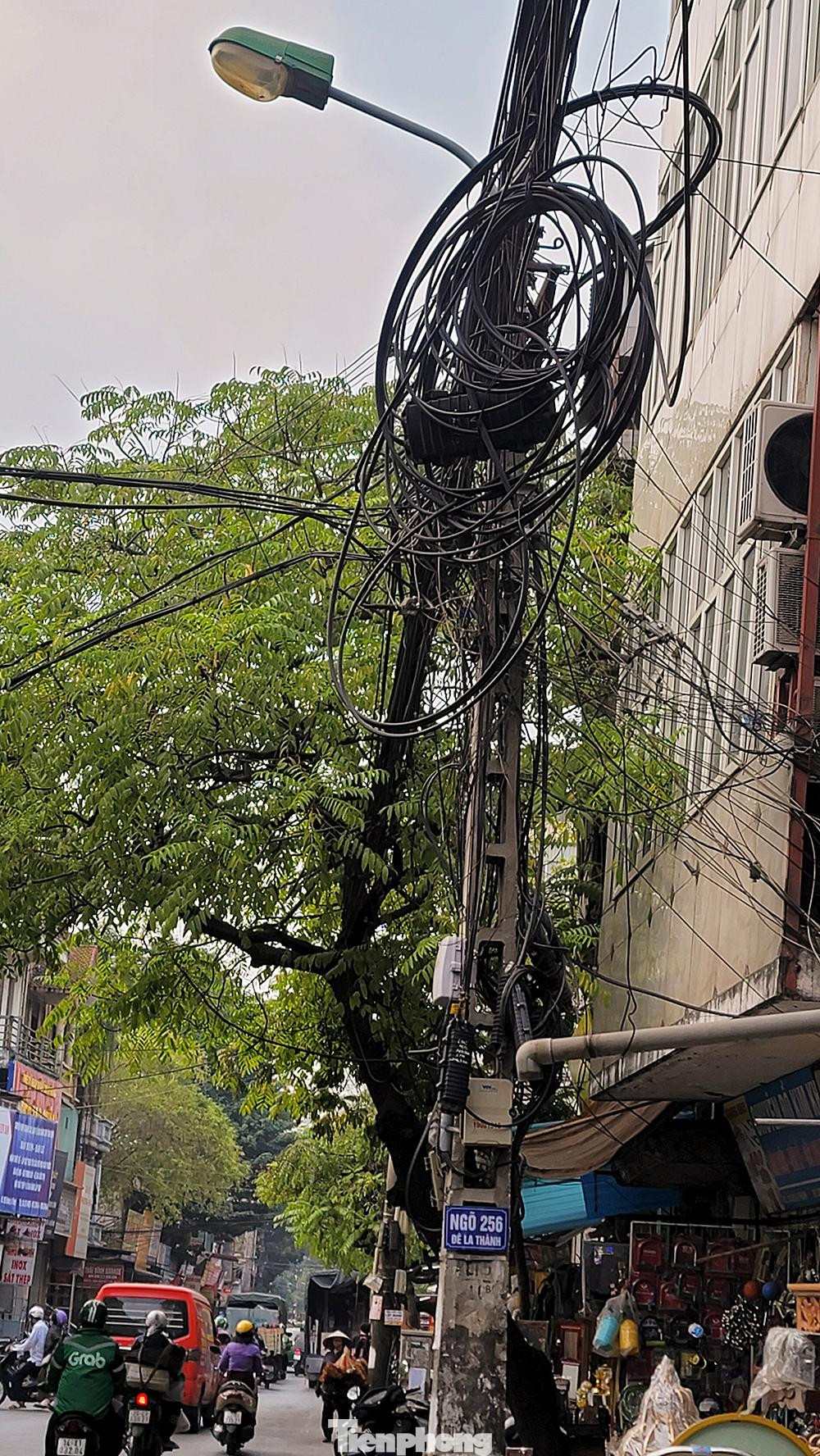 Cột điện đầu ngõ 256 phố Đê La Thành. Cột điện đầu ngõ 256 phố Đê La Thành.