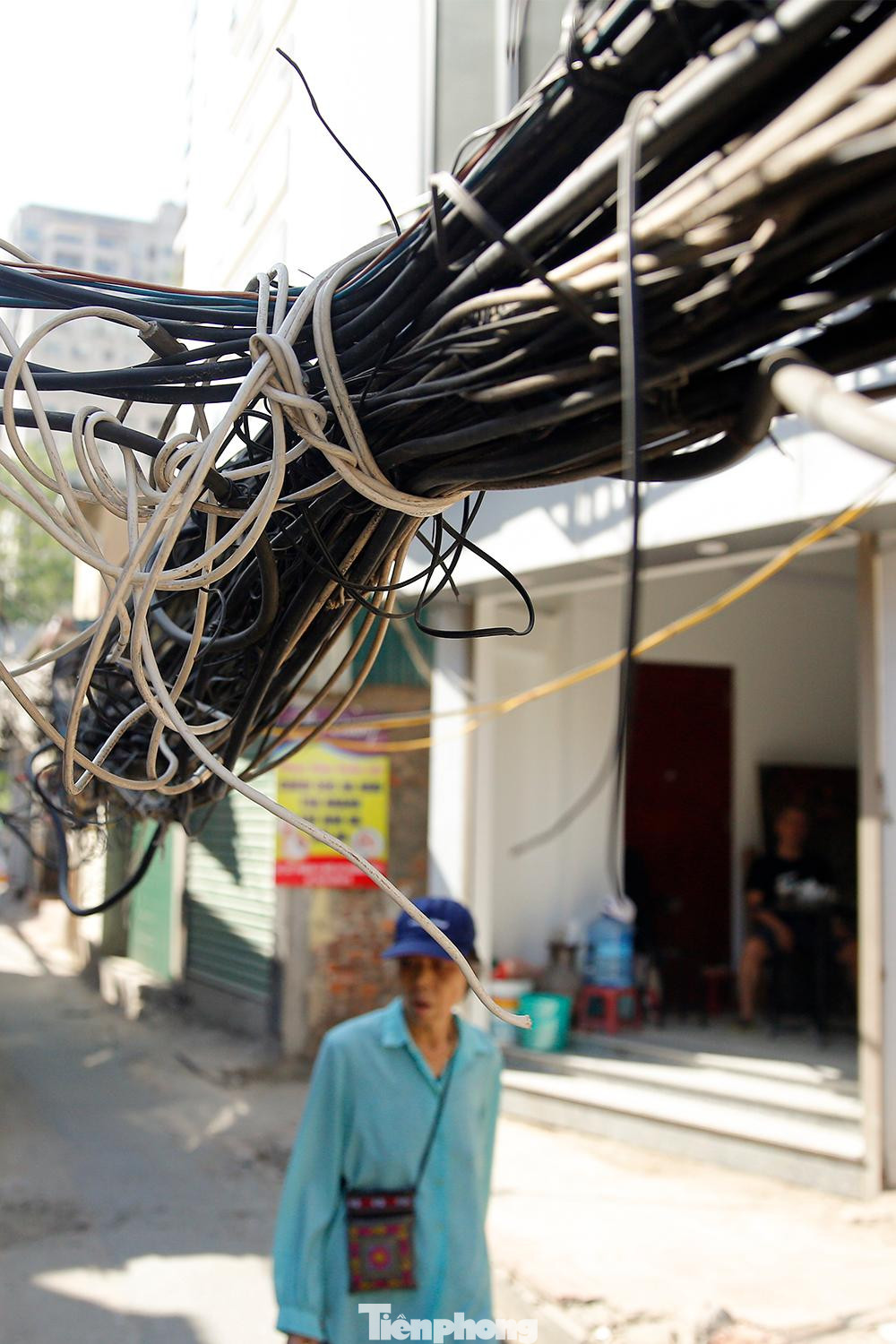 Dây điện, dây cáp viễn thông... lộn xộn, chằng chịt tiềm ẩn cháy nổ rất cao. Dây điện, dây cáp viễn thông... lộn xộn, chằng chịt tiềm ẩn cháy nổ rất cao.