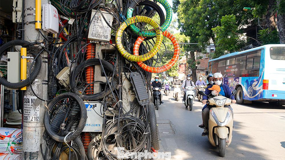 Nhiều tuyến phố ở Thủ đô, hiện vẫn tồn tại tình trạng dây điện, cáp viễn thông... bó thành nhiều búi lớn, chất đống trên vỉa hè... Nhiều tuyến phố ở Thủ đô, hiện vẫn tồn tại tình trạng dây điện, cáp viễn thông... bó thành nhiều búi lớn, chất đống trên vỉa hè...