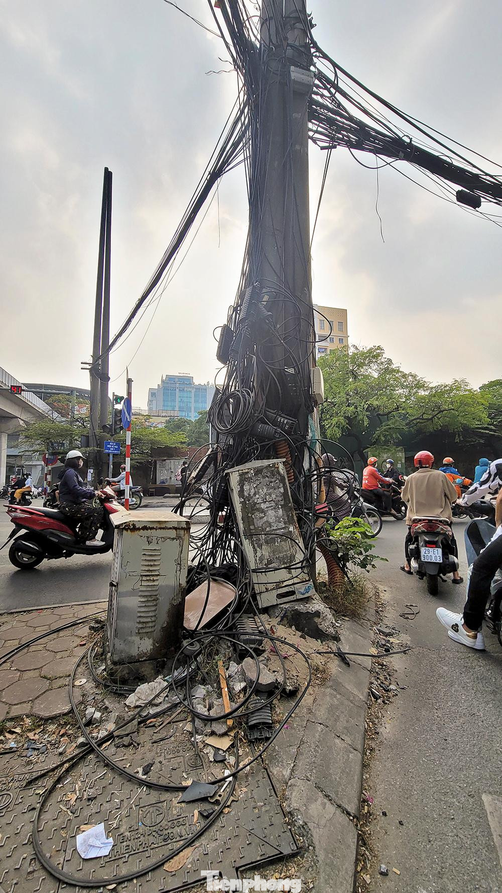 Bên cạnh đó là những tủ kỹ thuật hoen rỉ, gãy đổ làm mất mỹ quan đô thị. Bên cạnh đó là những tủ kỹ thuật hoen rỉ, gãy đổ làm mất mỹ quan đô thị.