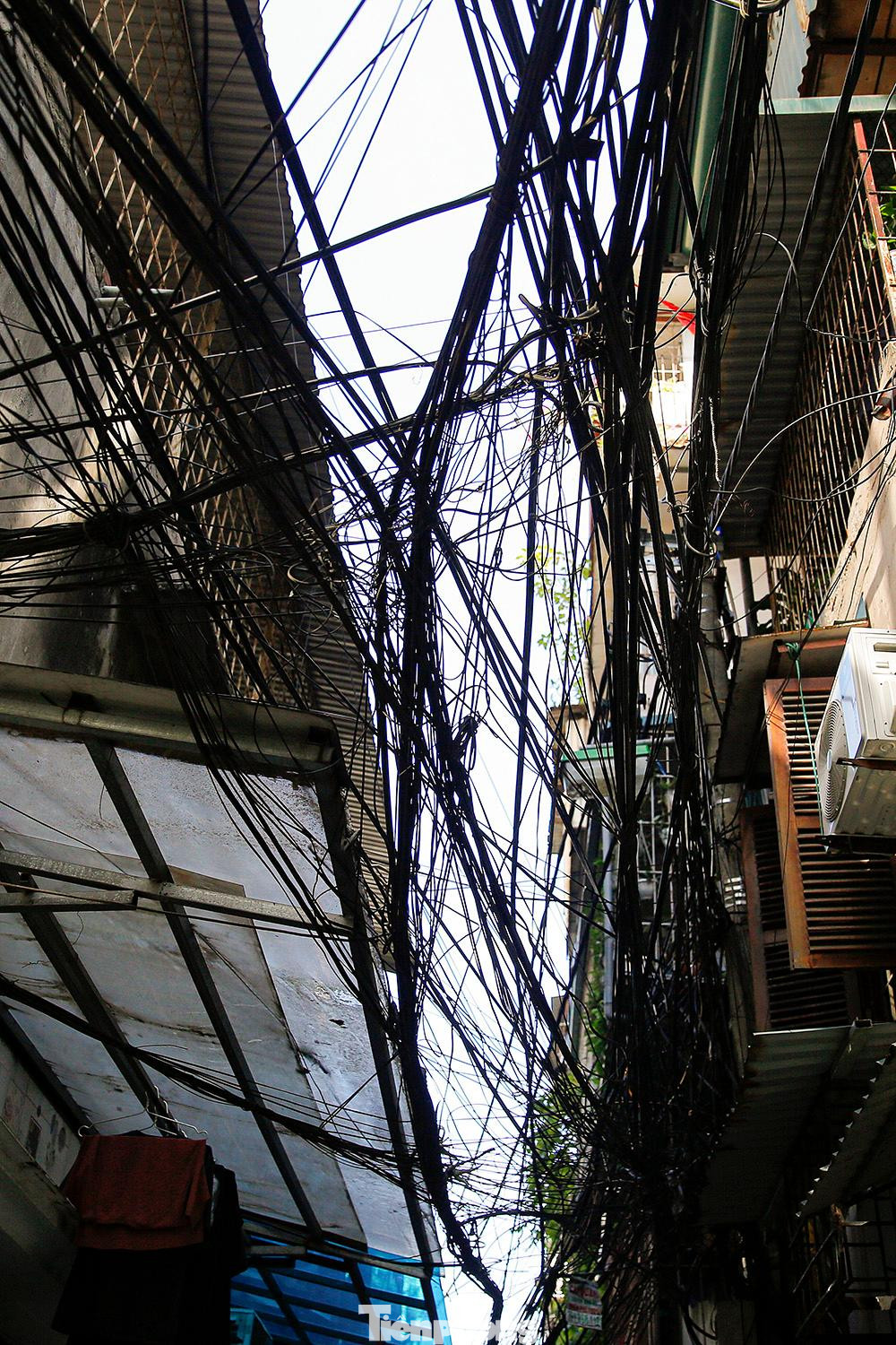 "Mạng nhện" giăng kín trời trong nhiều con ngõ tại phố Lương Đình Của (quận Đống Đa, Hà Nội). "Mạng nhện" giăng kín trời trong nhiều con ngõ tại phố Lương Đình Của (quận Đống Đa, Hà Nội).