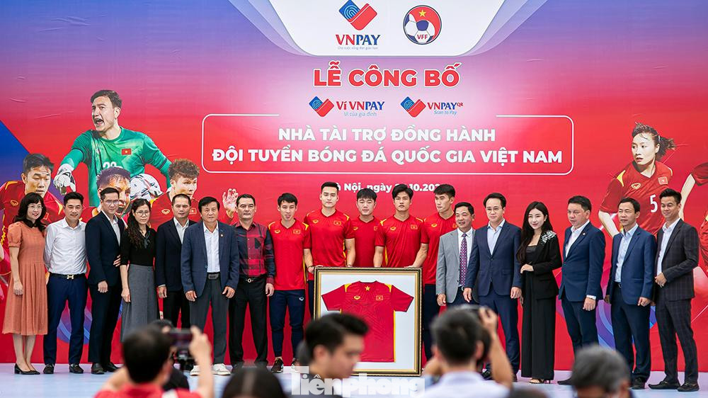 Liên đoàn bóng đá Việt Nam tặng chiếc áo đấu có chữ ký của các cầu thủ đội tuyển Quốc gia cho nhà đồng hành mới của các đội tuyển bóng đá Quốc gia Việt Nam.