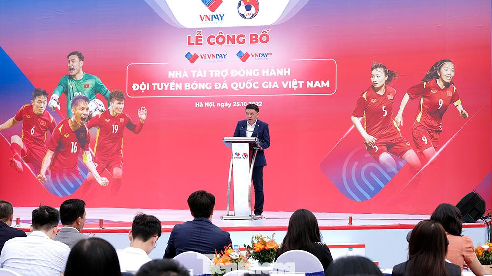 Trong những năm vừa qua, bóng đá Việt Nam đã đạt được nhiều thành tích ấn tượng trên đấu trường khu vực và châu lục, trong đó có những thành tích mang dấu ấn lịch sử như: 2 lần liên tiếp giành HCV bóng đá nam, nữ tại SEA Games 2019 và 2021, Đội tuyển nam quốc gia lần đầu tiên trong lịch sử lọt vào Vòng loại cuối FIFA World Cup – Qatar 2022 khu vực châu Á, đội tuyển futsal quốc gia lần thứ hai góp mặt tại VCK FIFA futsal World Cup 2021 và đặc biệt là Đội tuyển nữ quốc gia lần đầu tiên trong lịch sử giành quyền tham dự VCK FIFA World Cup Nữ 2023. Ông Lê Hoài Anh - Tổng thư ký LĐBĐ Việt Nam (VFF) phát biểu tại buổi lễ.