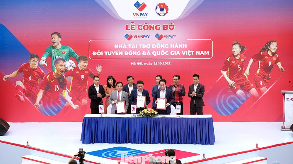 Theo đó, trong giai đoạn từ năm 2022 - 2023, VNPAY và các nhãn hàng ví điện tử VNPAY, VNPAY-QR sẽ chính thức trở thành nhà tài trợ đồng hành, đi cùng các đội tuyển Bóng đá Quốc gia Việt Nam (đội tuyển nam, nữ, U23).