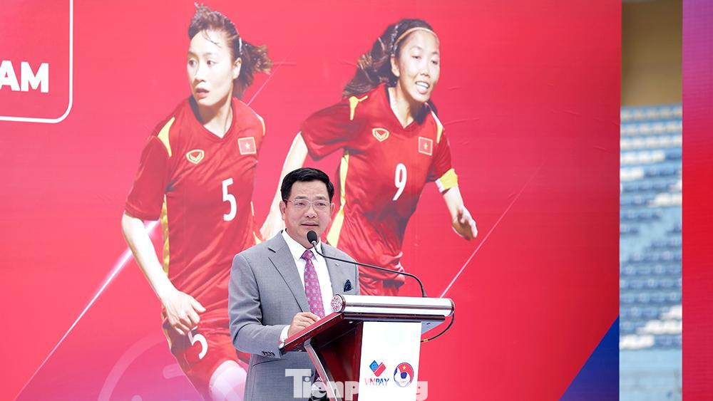 “Những đỉnh cao mới được chinh phục đang khẳng định sức mạnh của bóng đá Việt Nam ở tầm khu vực và châu lục. Cống hiến và đồng hành cùng thể thao Việt Nam, là một phần của chiến lược phát triển bền vững, nỗ lực vì cộng đồng của chúng tôi. Bóng đá Việt Nam trong những năm gần đây đã thực sự khơi gợi tinh thần dân tộc và là nguồn cảm hứng đặc biệt cho mỗi chúng ta. Tôi tin tưởng rằng các đội tuyển sẽ đạt được nhiều kỳ tích hơn nữa, có thêm những mục tiêu lớn ở các giải đấu quốc tế". Ông Lê Tánh - Phó Chủ tịch HĐQT kiêm Tổng Giám đốc VNPAY phát biểu.