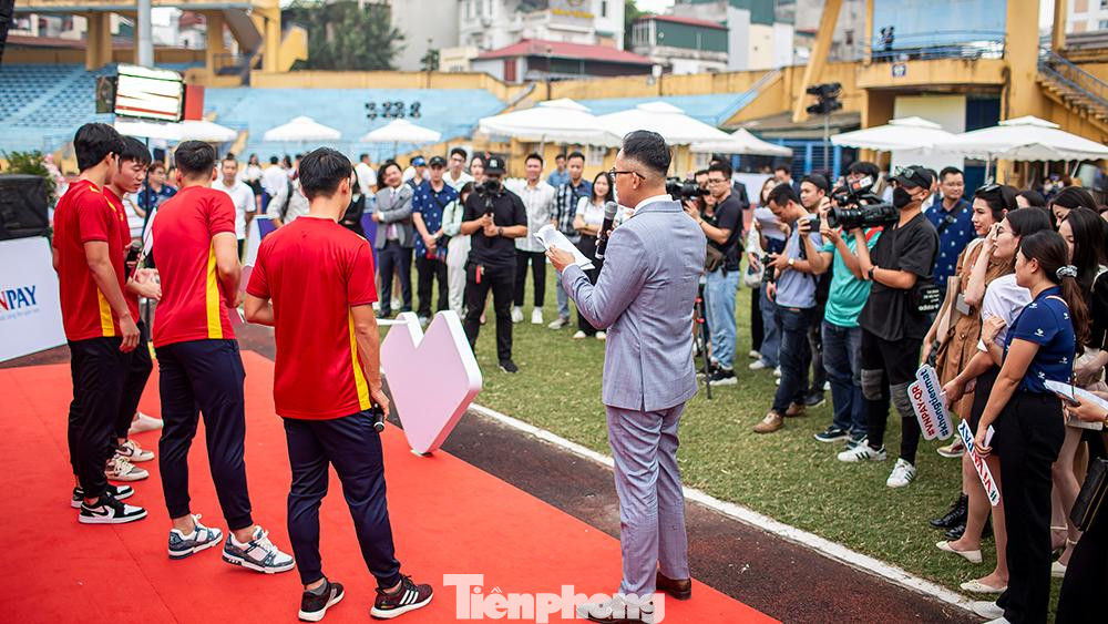 Phần giao lưu sau buổi lễ của các cầu thủ của đội tuyển bóng đá Quốc gia Việt Nam với giới truyền thông.