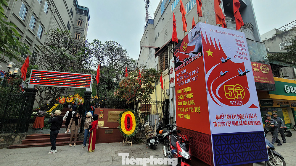 Cùng với chiến thắng vẻ vang đó, quân và dân Thủ đô đã chịu nhiều tổn thất, hy sinh to lớn; trong đó phải kể đến những mất mát đau thương của người dân phố Khâm Thiên.