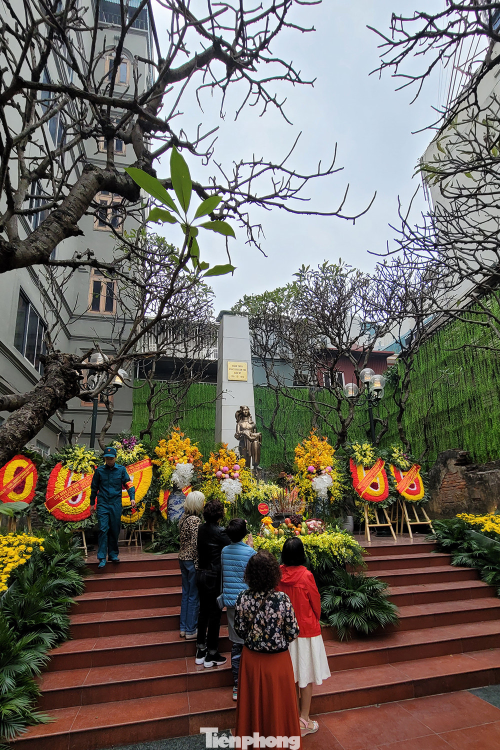 Cách đây 50 năm, trong 12 ngày đêm chiến đấu kiên cường, dũng cảm, mưu trí, quân và dân Hà Nội đã cùng với quân và dân miền Bắc làm nên kỳ tích “Hà Nội - Điện Biên Phủ trên không”, đập tan cuộc tập kích chiến lược bằng không quân với quy mô lớn nhất, tàn bạo nhất của đế quốc Mỹ.