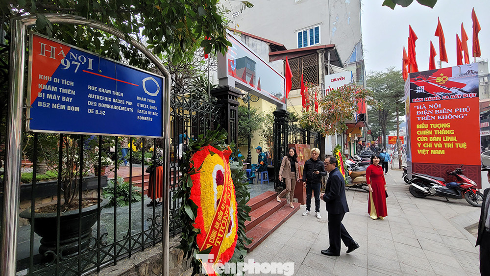 Nhiều người dân Thủ đô, đặc biệt là nhân dân sống trên phố Khâm Thiên (quận Đống Đa, Hà Nội) đã đến dâng hương tại Di tích Đài tưởng niệm Khâm Thiên trong những ngày này.